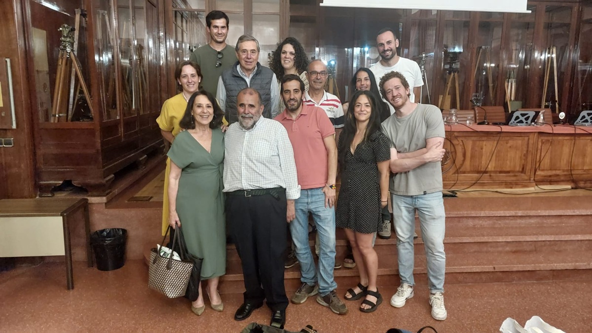Emotivo Homenaje a la carrera profesional de Pedro Hoyos Echevarría, profesor de la ETSIAAB y amigo|Foto 3. Vista general de los asistentes en el Aula Magna|Foto 1. Mesa de ponentes presidida por el Director de la ETSIAAB